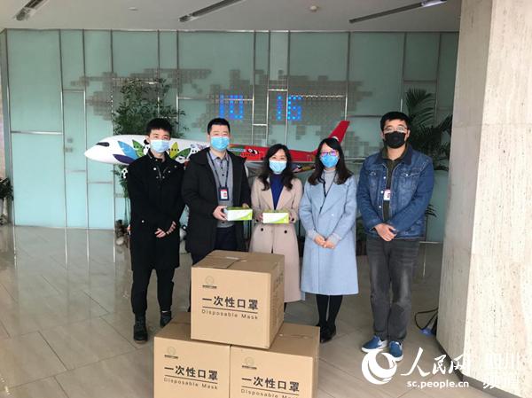 金石租賃向川航捐贈5000只一次性醫用口罩。(四川能投集團供圖)