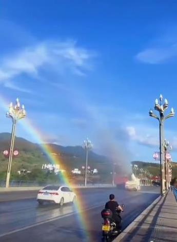 灑水車？不！這是來自四川涼山的“彩虹制造機”