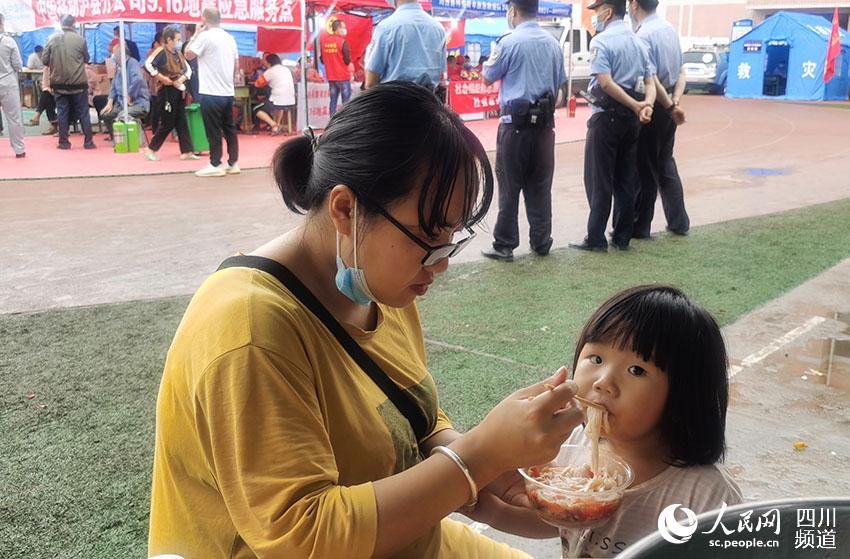 小朋友正在吃飯。人民日報記者 宋豪新攝