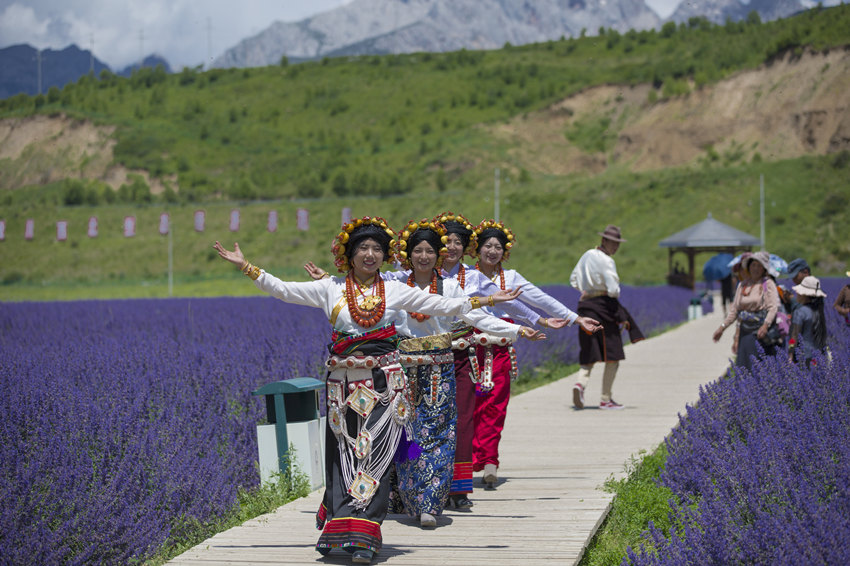 載歌載舞的當地群眾。松潘縣委宣傳部供圖