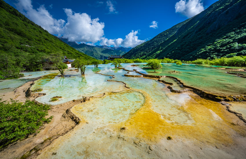 春季的黃龍。黃龍景區管理局供圖