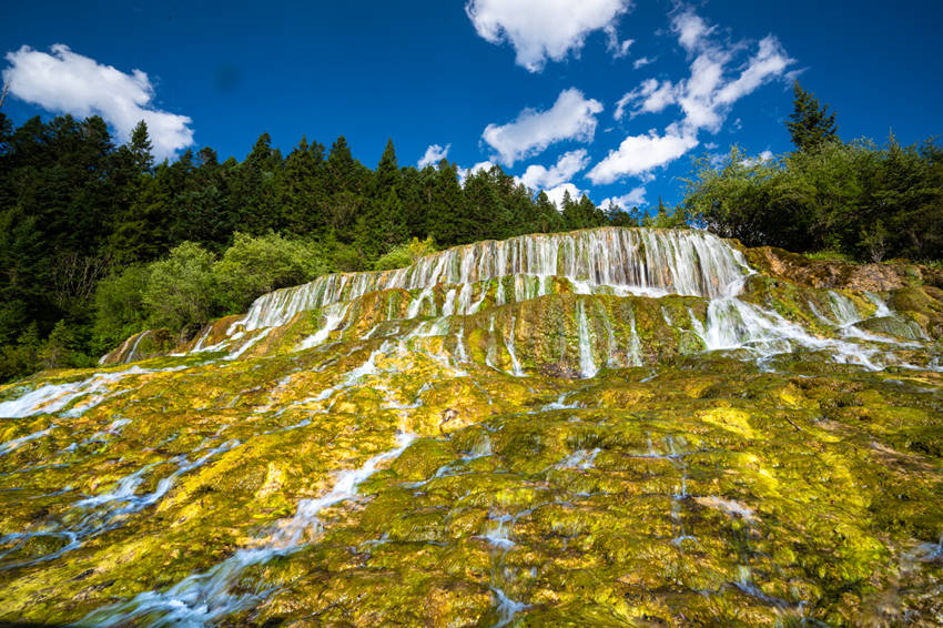 飛瀑流輝。黃龍景區管理局供圖