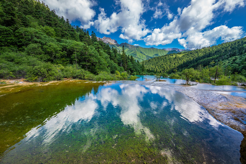 瑤池中的倒影。黃龍景區管理局供圖