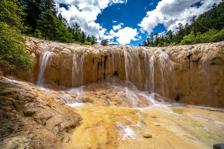 洗身洞。黃龍景區管理局供圖