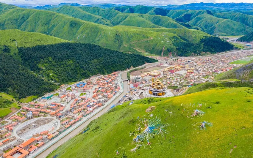 青山下的壤塘鎮。壤塘縣委宣傳部供圖