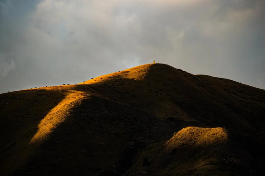 夕陽下的山峰。壤塘縣委宣傳部供圖