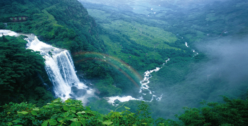 蜀南竹海景區內的七彩飛瀑。蜀南文旅集團供圖