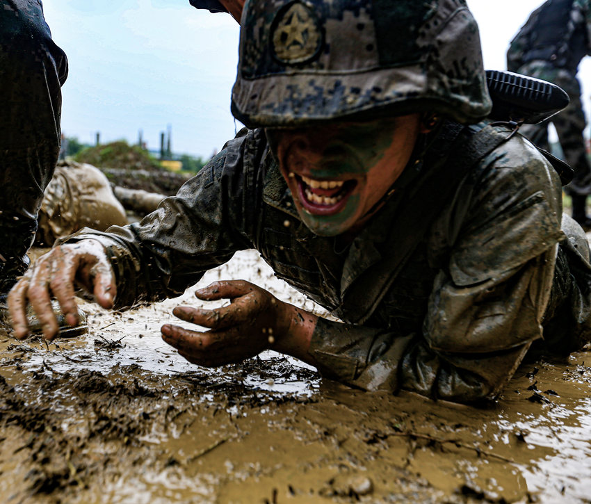 過泥潭。陸軍第77集團軍某特戰旅供圖