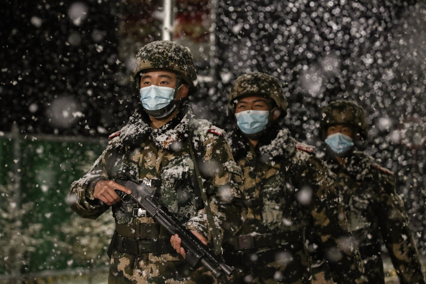 武警官兵雪中執勤。武警四川總隊機動第四支隊供圖