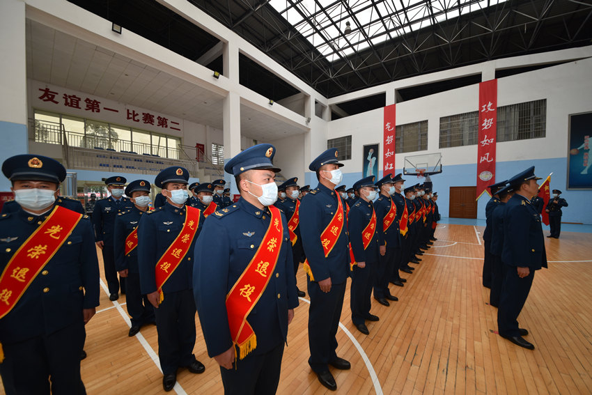 退伍老兵向軍旗告別儀式現場。西部戰區空軍某部供圖