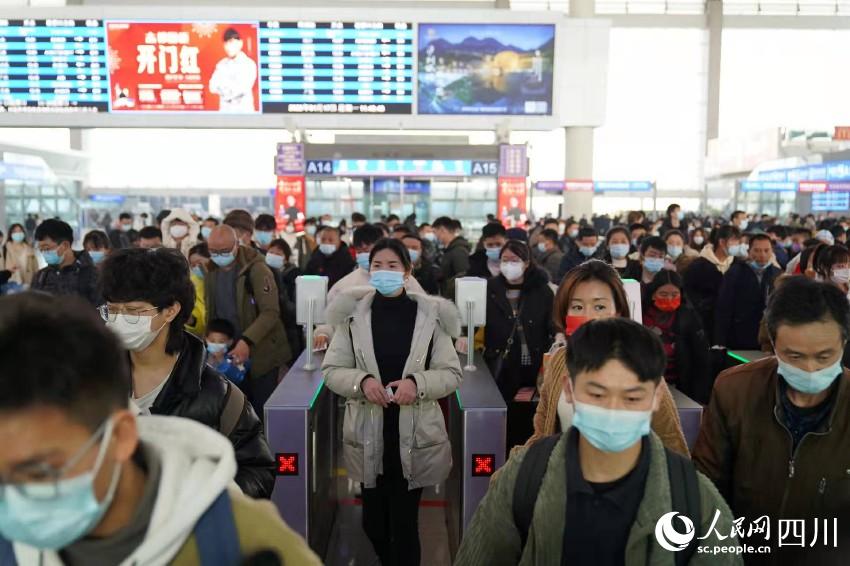 “春運”首日,成都東站乘客陸續進站候車。費思童攝