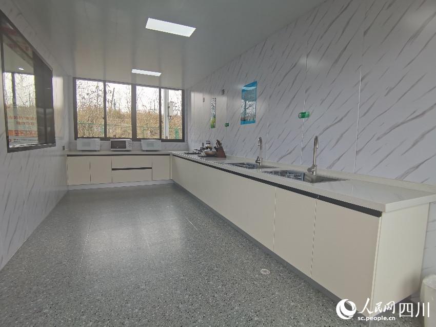 {TṩĹNQW z