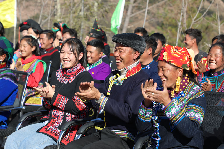 現場群眾。昭覺縣融媒體中心供圖