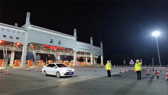 安岳交警一線指揮。安岳縣公安局供圖