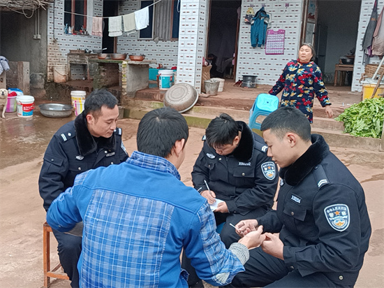 深入村民家中了解情況。臨空公安分局供圖
