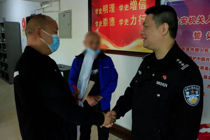 送感謝信。成都市公安局天府新區分局供圖