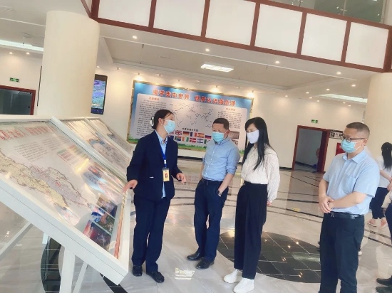 前往四川森態源生物科技有限公司參觀魔芋生產加工等。樂山市生態環境局供圖