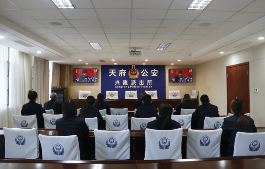 收看成都市第十四次黨代會開幕式。成都市公安局天府新區分局供圖