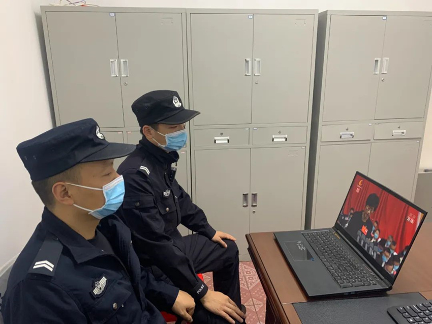 收看成都市第十四次黨代會開幕式。成都市公安局天府新區分局供圖