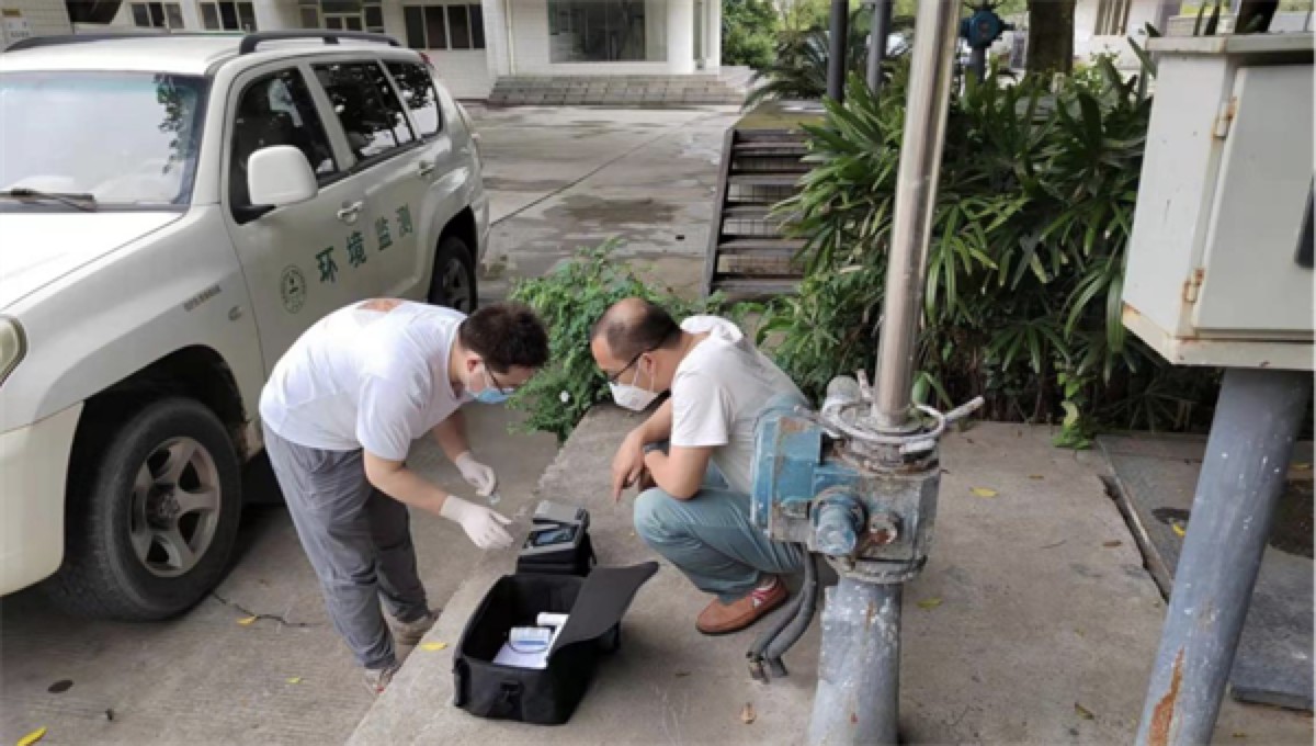 應急監管監測隊伍進行應急監測工作。夾江縣生態環境局供圖