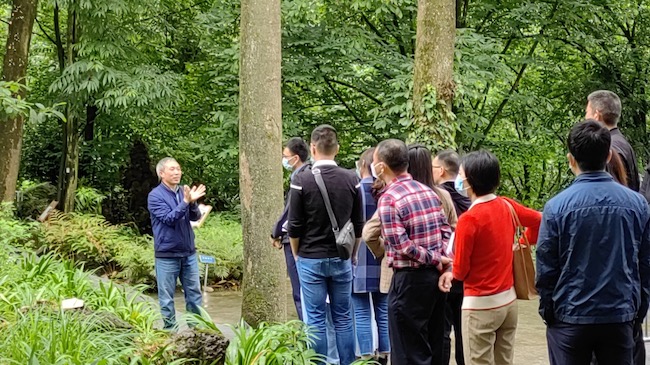 峨眉山生物資源實驗站工程師李策宏（左一）。樂山市生態環境局供圖