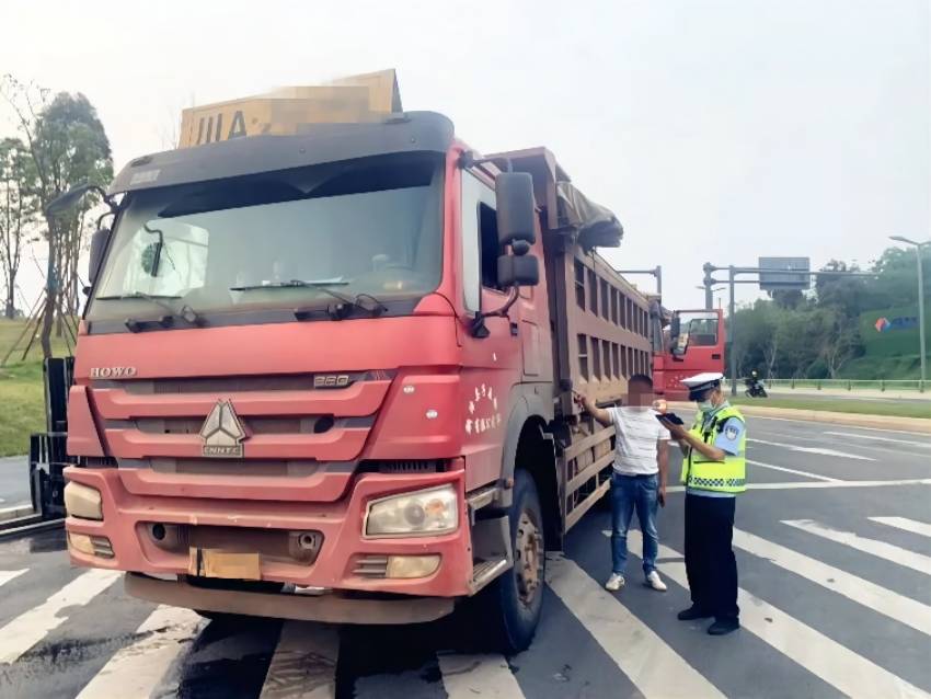 開展安全檢查。成都市公安局天府新區分局供圖