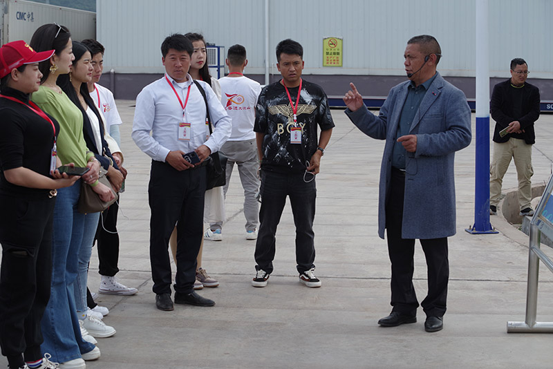 隊員們聽講解、看成果，切實感受今日涼山。涼山州委宣傳部供圖