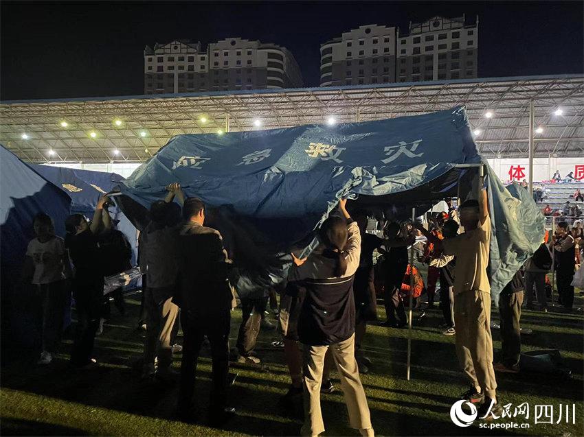 大家齊心協力搭帳篷。人民網記者李平攝