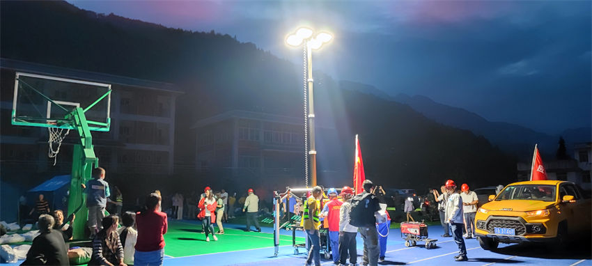 震中蘆山縣太平鎮大河村臨時安置點亮起第一盞燈。曹頎供圖