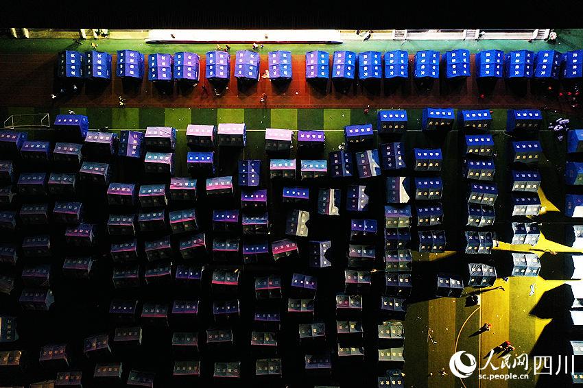 航拍寶興中學安置點。侯杰攝