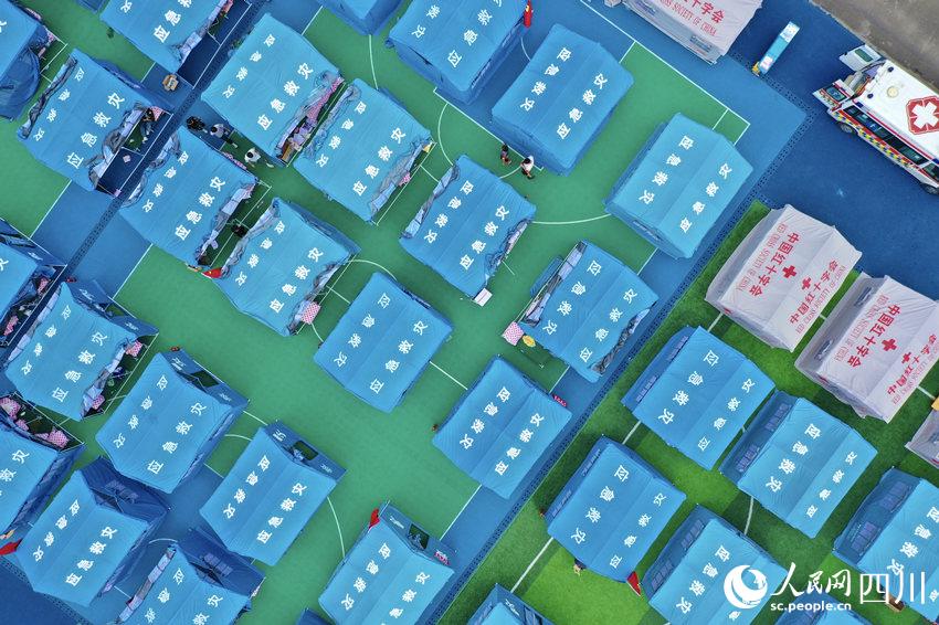 太平中學臨時安置點各項工作井然有序。人民網 趙祖樂攝