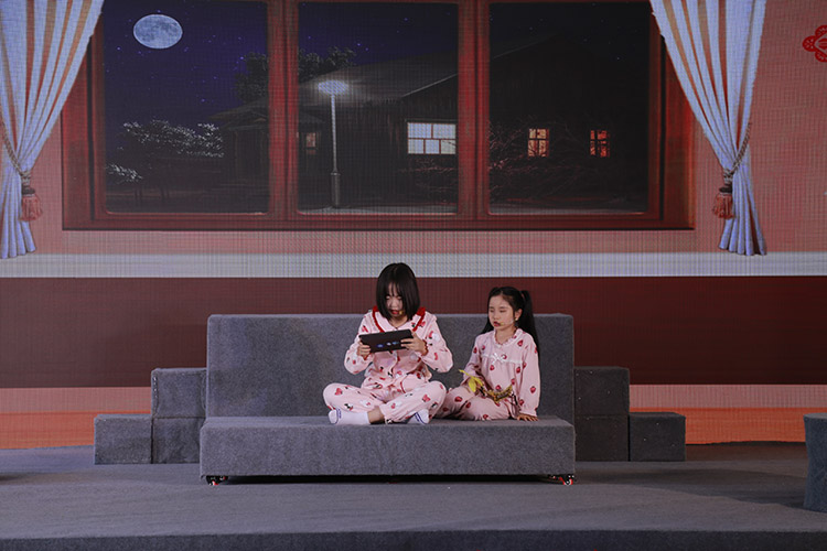 劇情演繹學生熱衷電子產品。青羊區教育局供圖