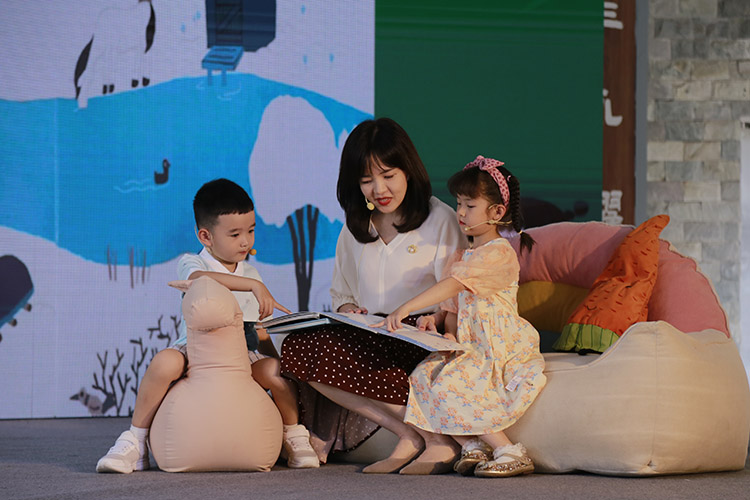 引導孩子保持正確的閱讀方式。青羊區教育局供圖