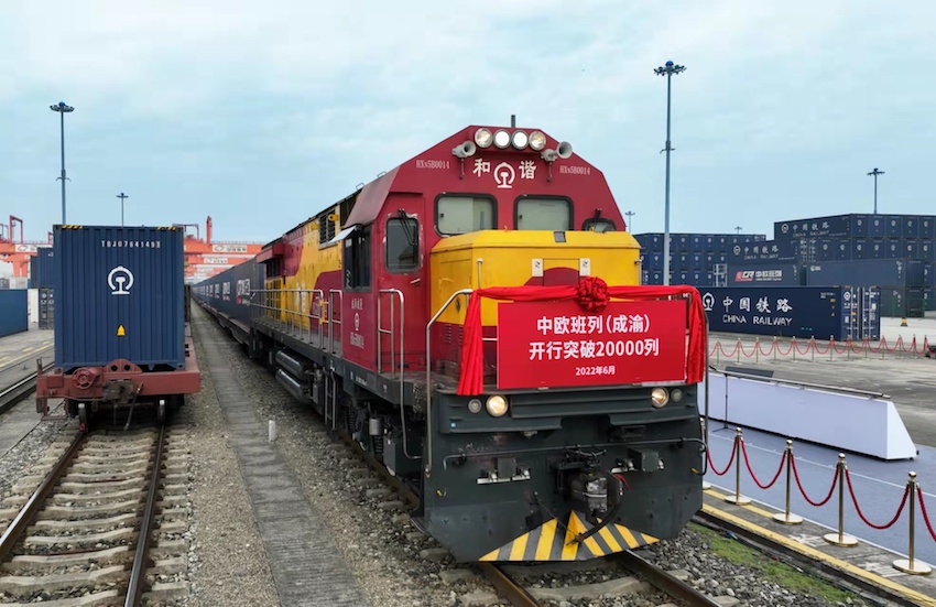 滿載著電子產品、機械零件、日用百貨等貨物，疾馳而去。成都國際鐵路港供圖