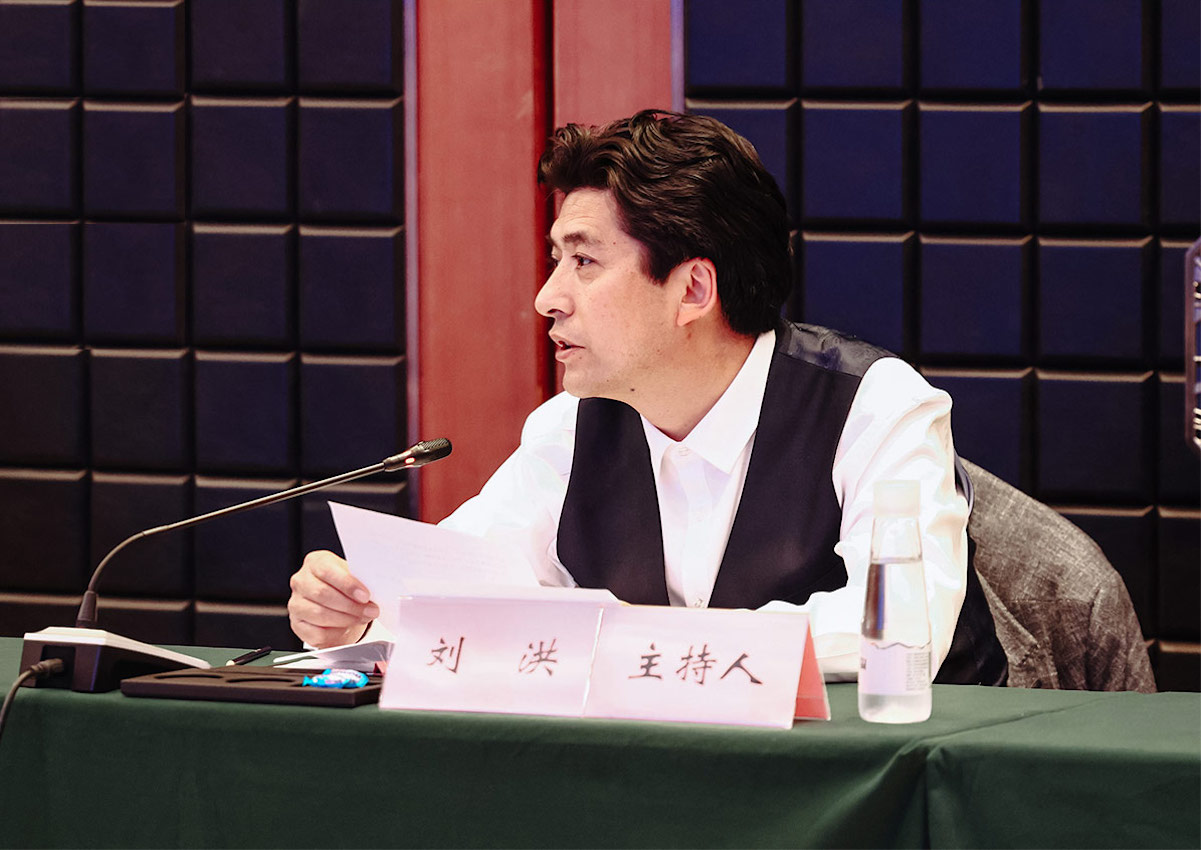 甘孜州政協副主席、州文化廣電旅游局局長劉洪發言。王曦攝