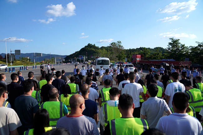 專案組民警將犯罪嫌疑人押解回廣元。廣元市公安局供圖