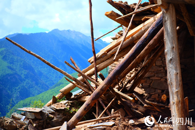 俄瑪秋家房子已經完全垮塌。陳瀟洋攝