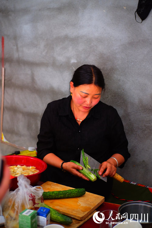 受災村民在安置點準備晚飯。陳瀟洋攝