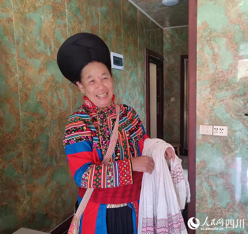 李國英在新房里談起新生活，幸福寫在臉上。吳舒婷攝