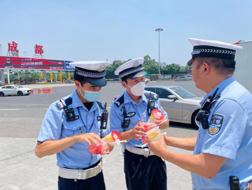 成都交警五分局安排專人為一線民輔警、文明交通勸導員送上防暑降溫飲品。成都交警五分局供圖