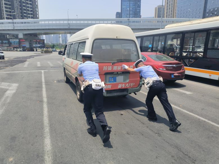 交警將故障車輛推行至安全地帶。成都交警五分局供圖