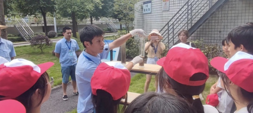 凈水小實驗。沐川生態環境局供圖