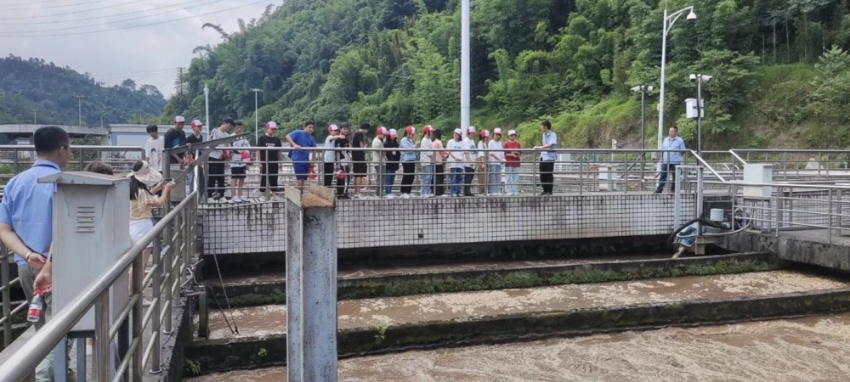 污水處理廠工作人員為同學們介紹污水處理廠的規模、工藝流程等基本情況。沐川生態環境局供圖