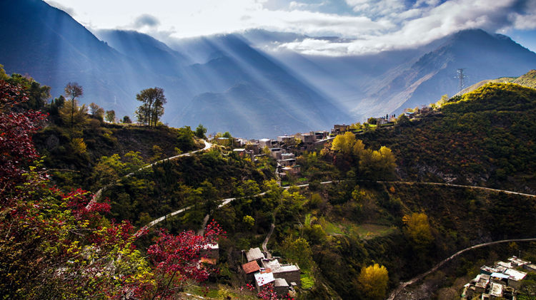 秋色的理縣鄉村。理縣融媒體中心供圖