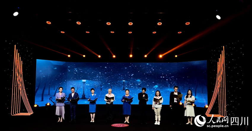 評委老師上臺表演。侯杰攝