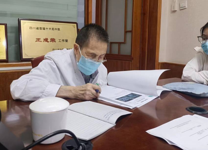 王成榮出診工作。受訪者供圖