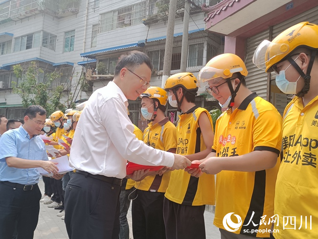 四川省人社廳走訪慰問堅守一線的農民工朋友并發放慰問金、防暑用品。吳舒婷攝