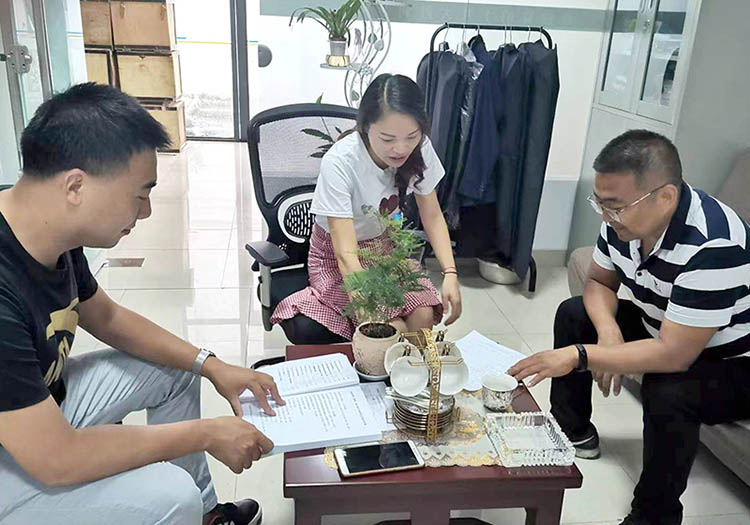 工作人員到企業問計問需。綿竹市融媒體中心供圖