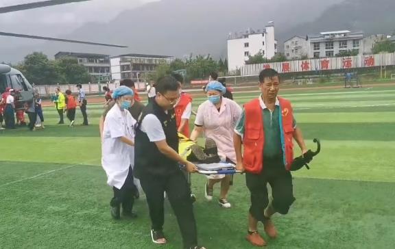 7月13日12點20分，駐川部隊某團空中救援直升機從平武中學操場起飛，前往綿陽市平武縣木座鄉，空投救援人員，撤離被困村民。