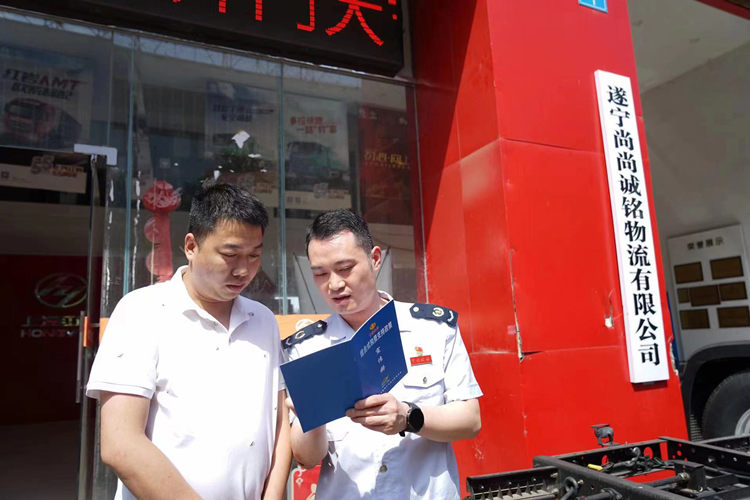 稅務干部到企業宣傳退稅新政。四川省稅務局供圖_副本